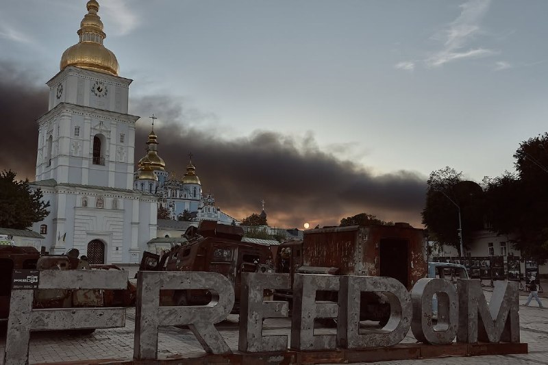Fires in Kyiv as result of Russian missiles strikes. 2 people killed, 10 wounded 