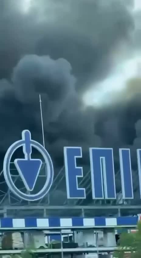 El centro comercial Epicentr está en llamas en Pryluky tras los ataques rusos.
