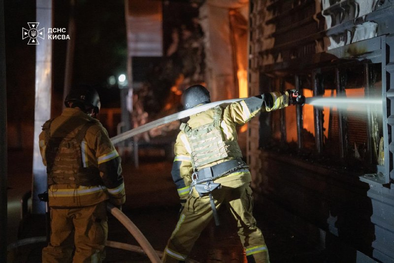 Bei einem Drohnenangriff auf ein Wohnhaus in Kiew wurden heute Morgen vier Menschen verletzt.