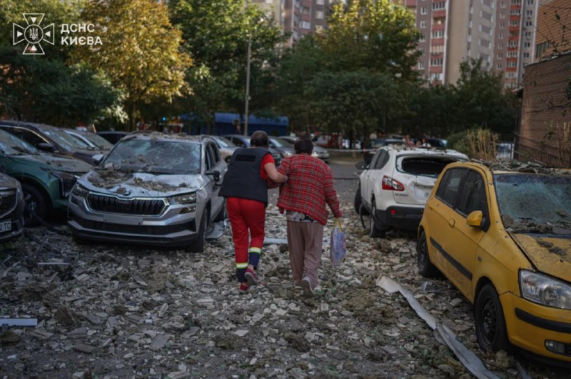Bei einem Drohnenangriff auf ein Wohnhaus in Kiew wurden heute Morgen vier Menschen verletzt.