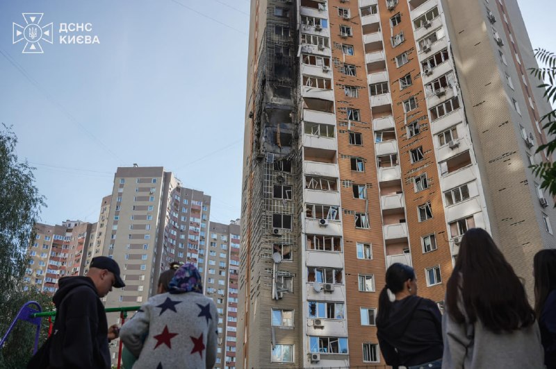 Bei einem Drohnenangriff auf ein Wohnhaus in Kiew wurden heute Morgen vier Menschen verletzt.