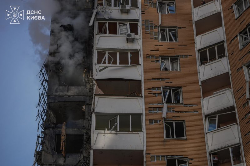 Bei einem Drohnenangriff auf ein Wohnhaus in Kiew wurden heute Morgen vier Menschen verletzt.