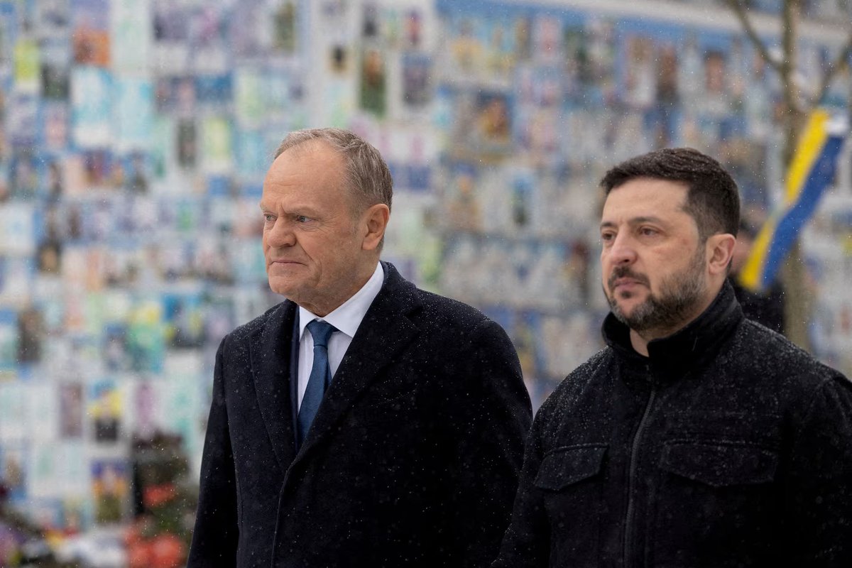 Il Primo Ministro polacco Tusk ha dichiarato di aver ricevuto un briefing preciso dalla CIA, fornito dal direttore Ratcliffe, sulle prossime mosse, e ha rivelato che servizi polacchi e ucraini hanno evitato una minaccia diretta a un punto di confine tra Polonia e Ucraina durante la notte. Non ha specificato il punto di confine o il tipo di minaccia.