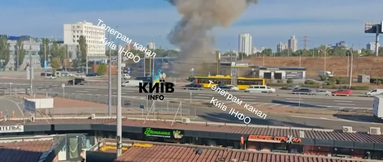 Attacco con droni a una stazione di rifornimento nel distretto di Dniprovskyi, a Kyiv.