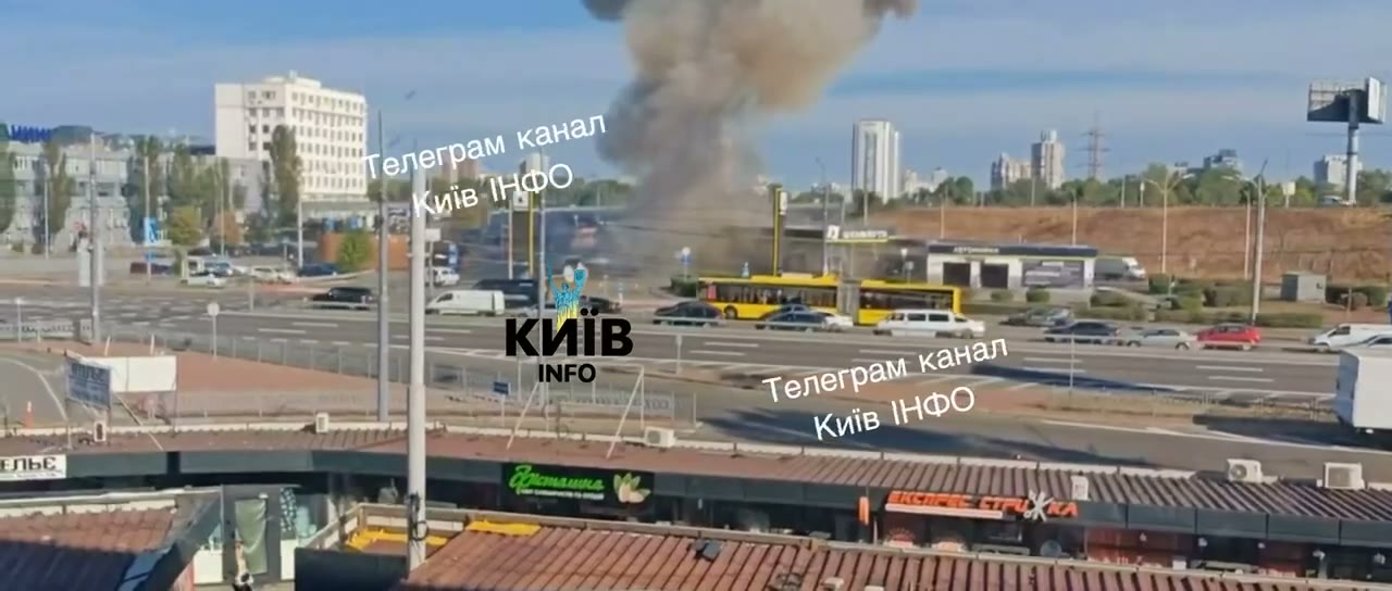 Attacco con droni a una stazione di rifornimento nel distretto di Dniprovskyi, a Kyiv.