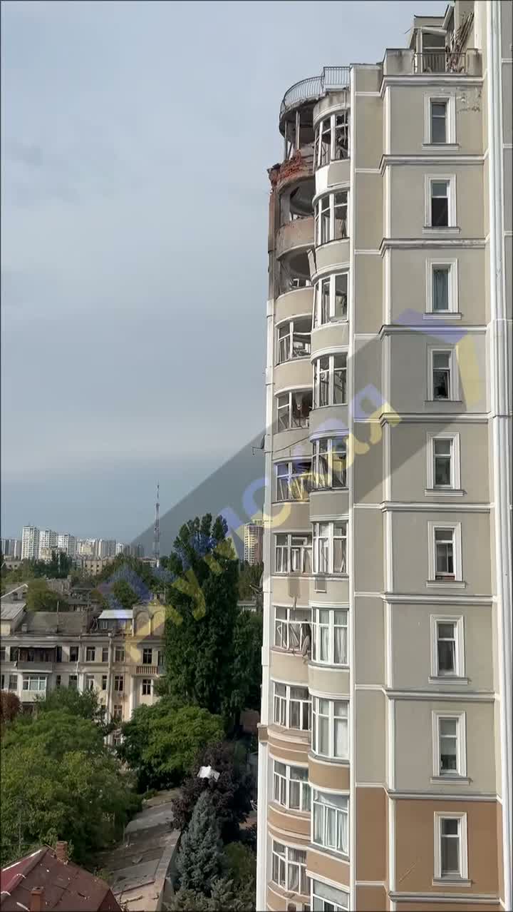 Russische Angriffe verursachten Schäden an Wohnhäusern in Odesa.
