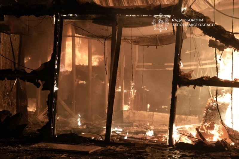 Incêndio de grandes proporções em centro comercial em Zaporizhzhia