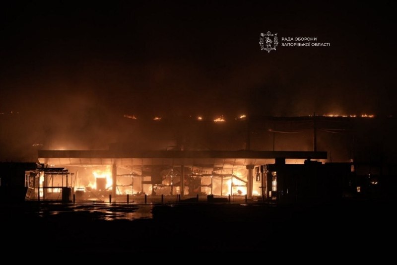 Incêndio de grandes proporções em centro comercial em Zaporizhzhia