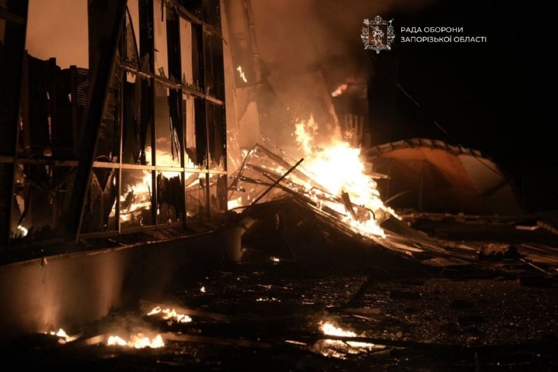 Incêndio de grandes proporções em centro comercial em Zaporizhzhia