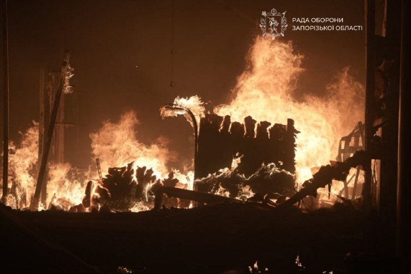 Incêndio de grandes proporções em centro comercial em Zaporizhzhia