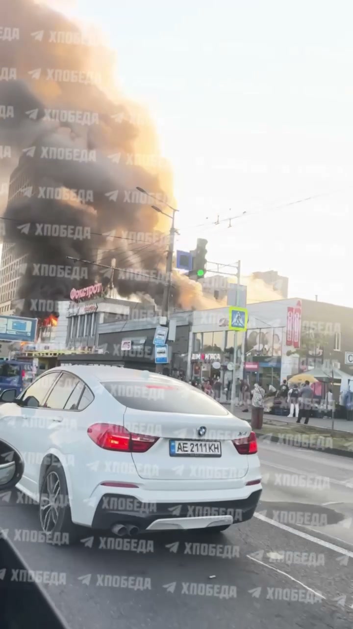 Feuer in Einkaufszentrum in Dnipro nach russischem Angriff