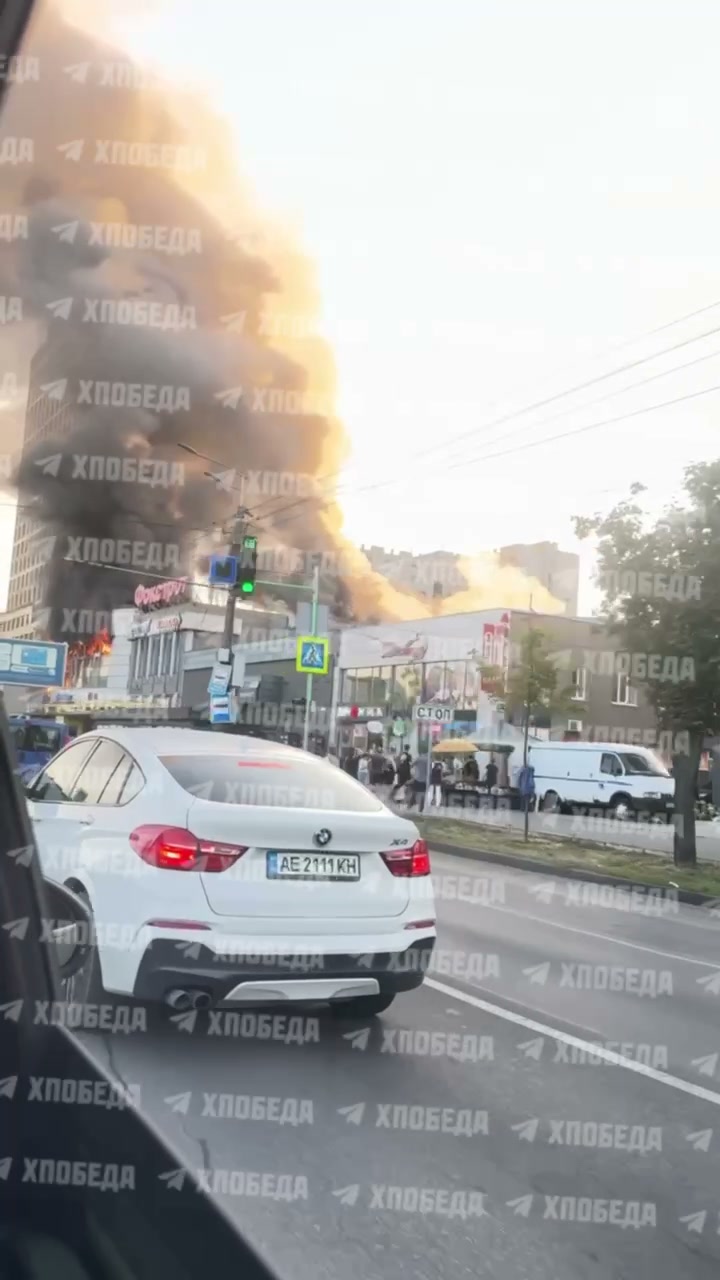 Feuer in Einkaufszentrum in Dnipro nach russischem Angriff