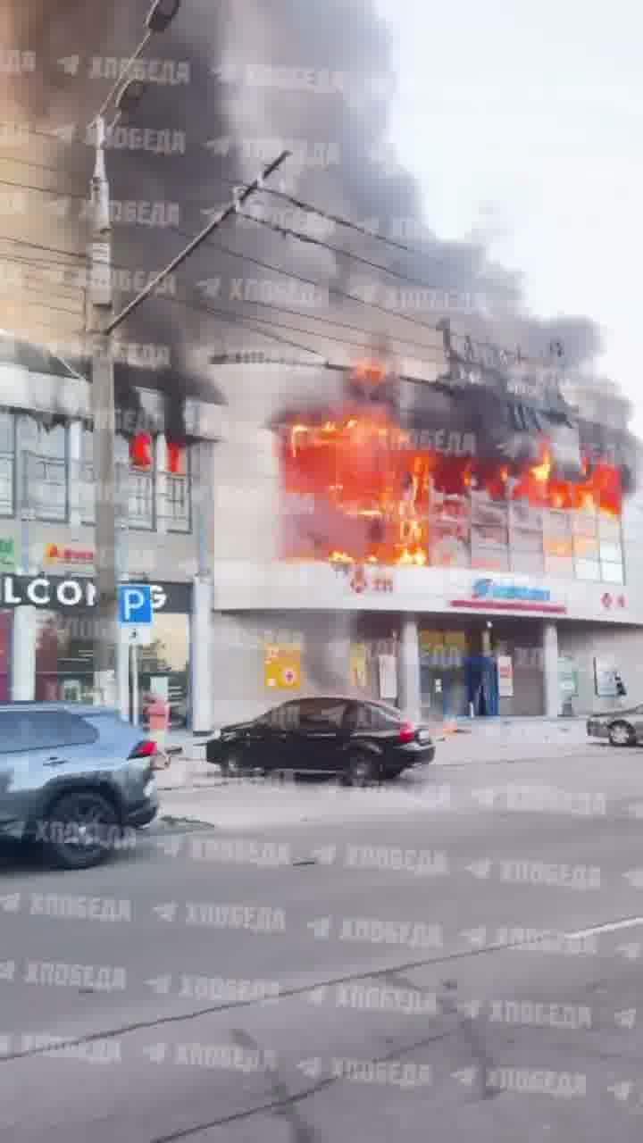 Feuer in Einkaufszentrum in Dnipro nach russischem Angriff