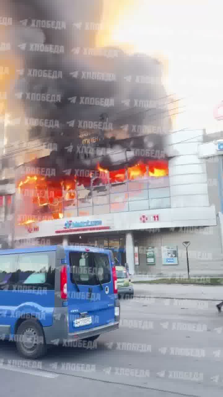 Feuer in Einkaufszentrum in Dnipro nach russischem Angriff
