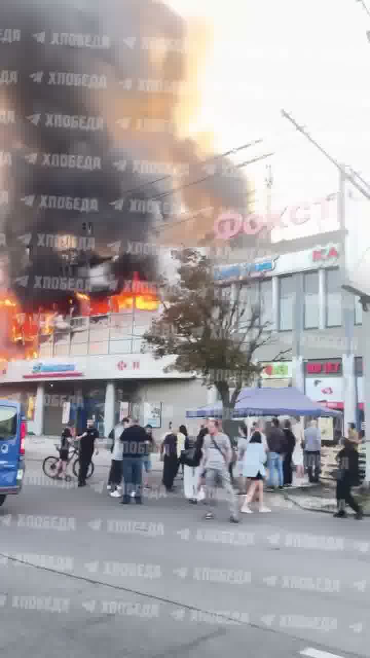 Feuer in Einkaufszentrum in Dnipro nach russischem Angriff