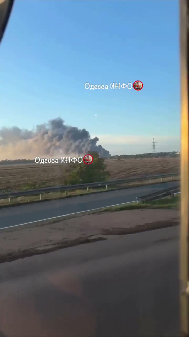 Incendi in magazzini nella regione di Odesa a seguito di attacchi russi.