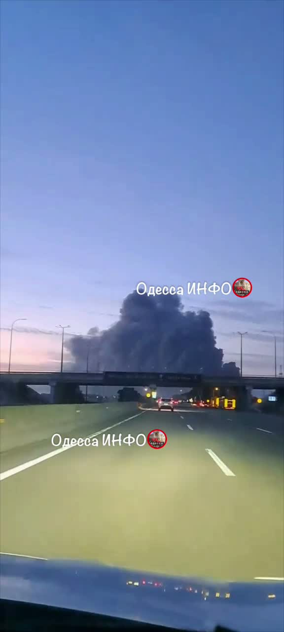 Incendi in magazzini nella regione di Odesa a seguito di attacchi russi.