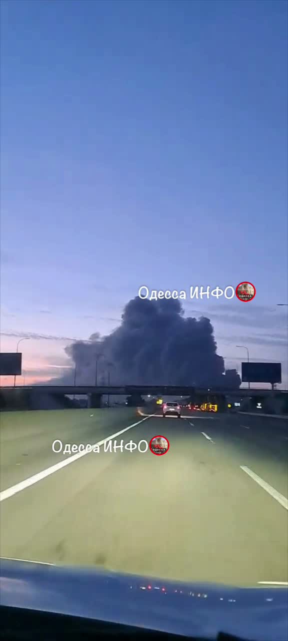 Incendi in magazzini nella regione di Odesa a seguito di attacchi russi.