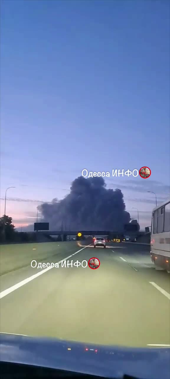 Incendi in magazzini nella regione di Odesa a seguito di attacchi russi.