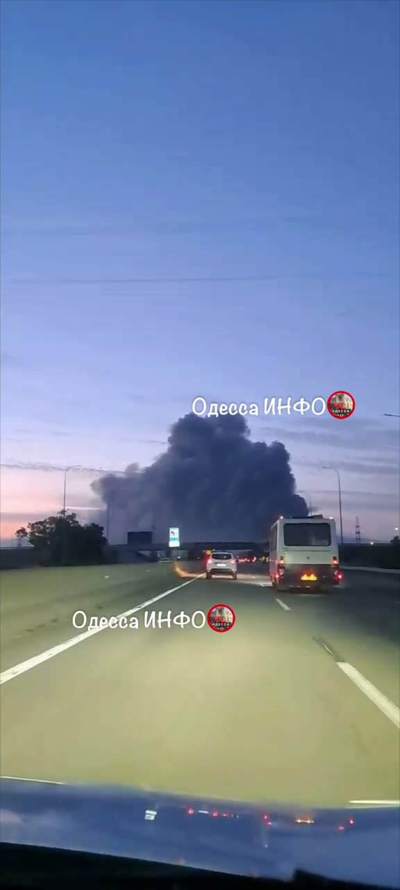 Incendi in magazzini nella regione di Odesa a seguito di attacchi russi.
