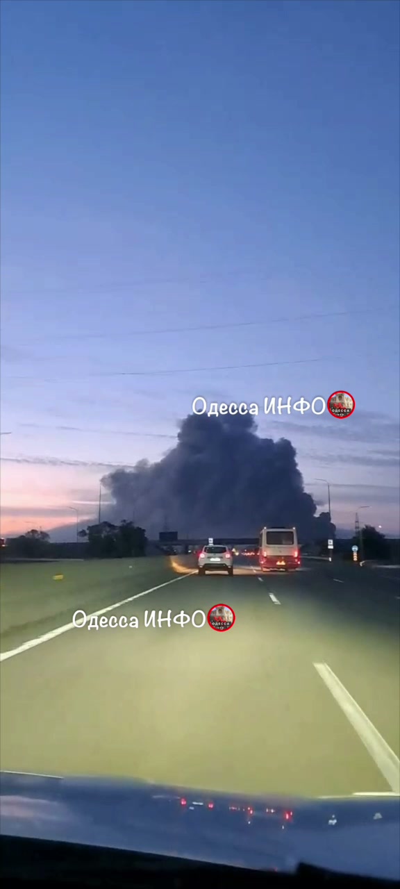 Incendi in magazzini nella regione di Odesa a seguito di attacchi russi.