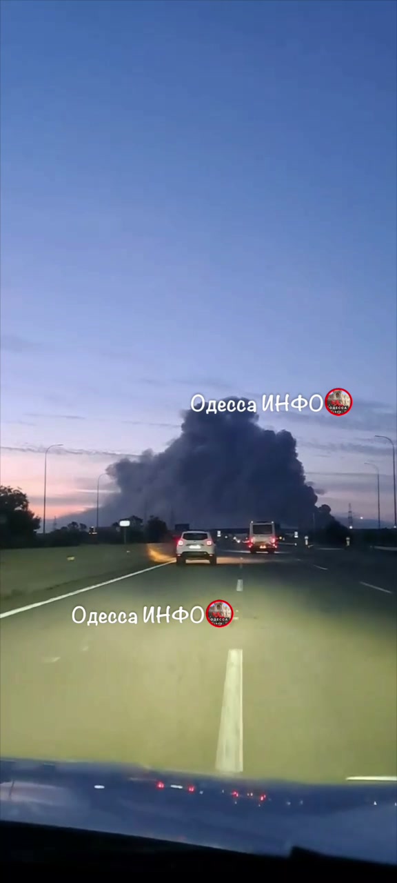 Incendi in magazzini nella regione di Odesa a seguito di attacchi russi.