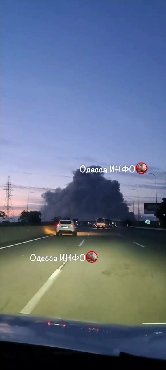 Incendi in magazzini nella regione di Odesa a seguito di attacchi russi.
