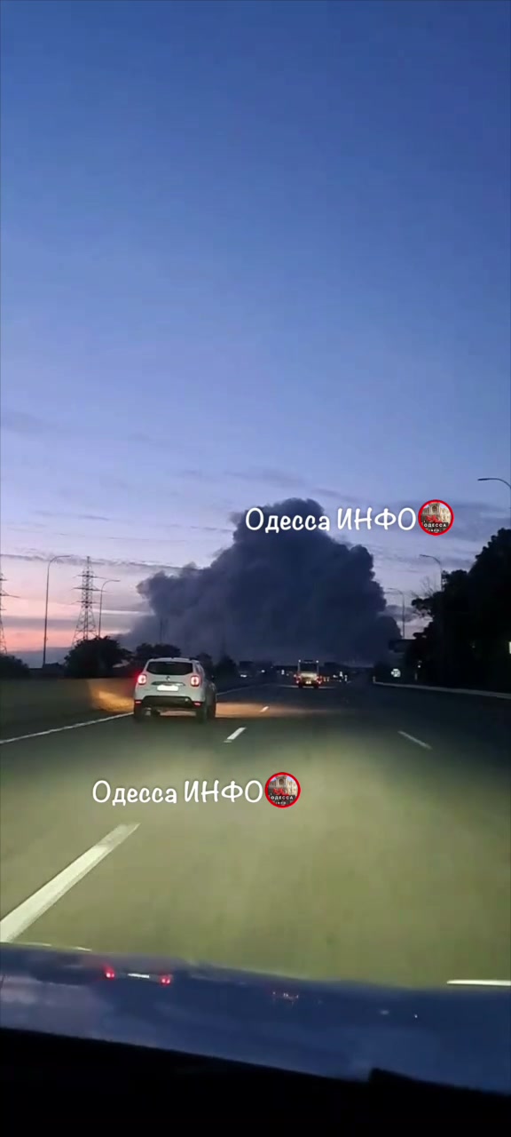 Incendi in magazzini nella regione di Odesa a seguito di attacchi russi.
