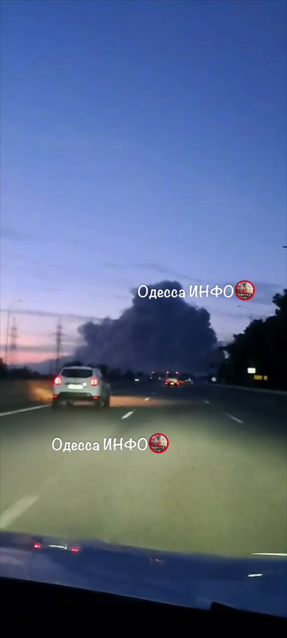 Incendi in magazzini nella regione di Odesa a seguito di attacchi russi.