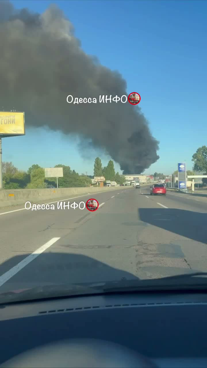 Incendi in magazzini nella regione di Odesa a seguito di attacchi russi.