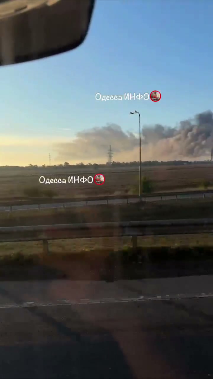 Incendi in magazzini nella regione di Odesa a seguito di attacchi russi.