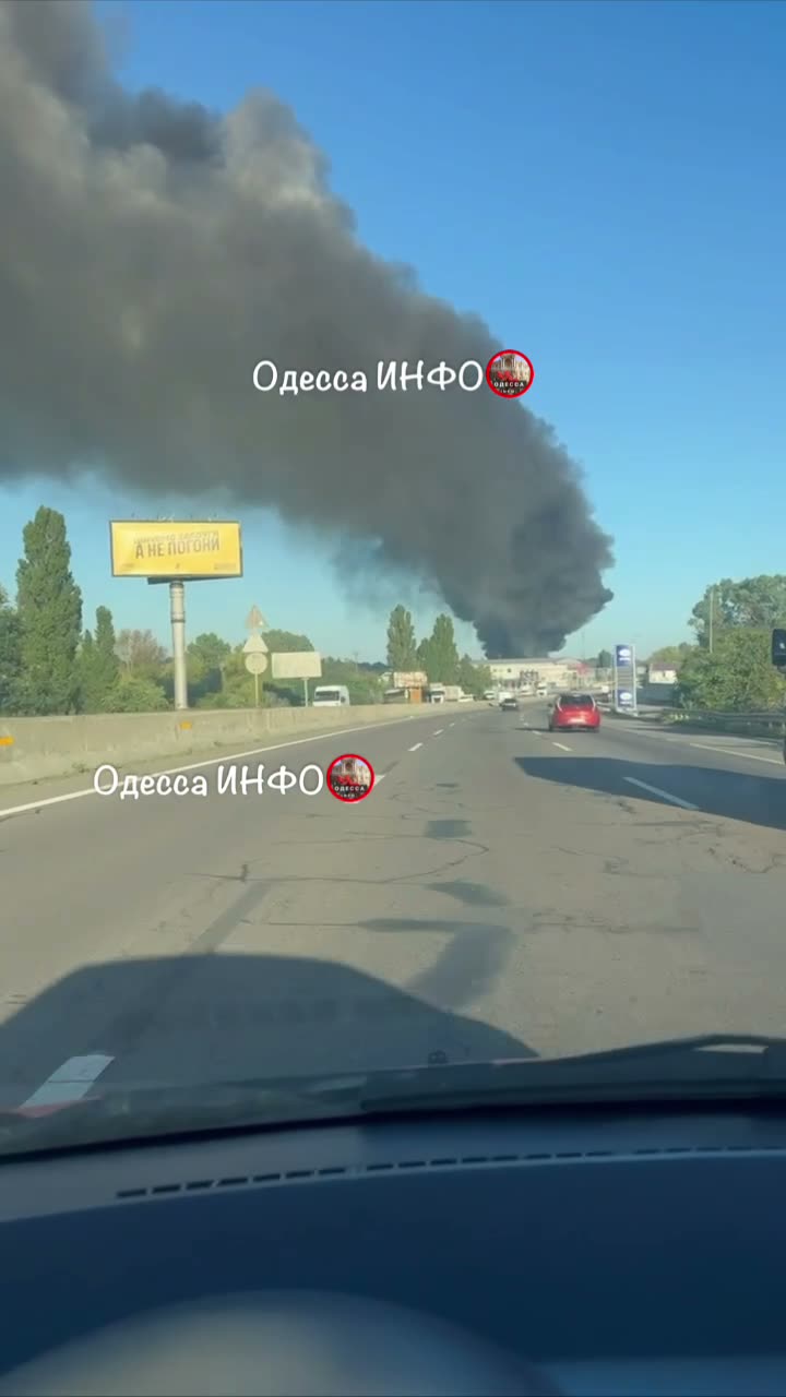 Incendi in magazzini nella regione di Odesa a seguito di attacchi russi.