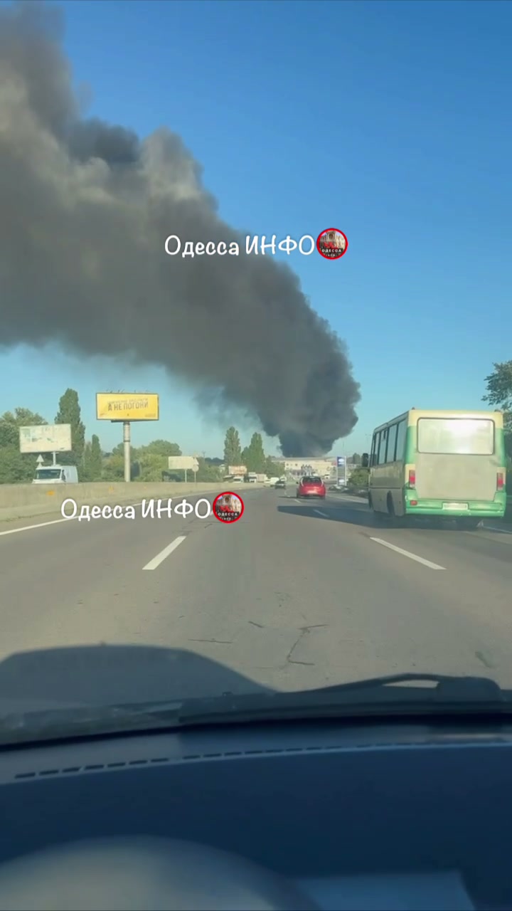 Incendi in magazzini nella regione di Odesa a seguito di attacchi russi.