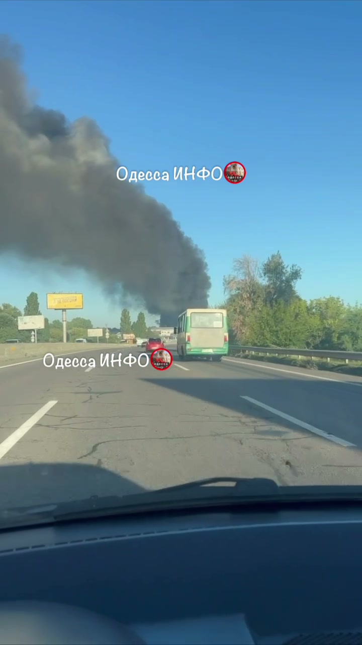 Incendi in magazzini nella regione di Odesa a seguito di attacchi russi.