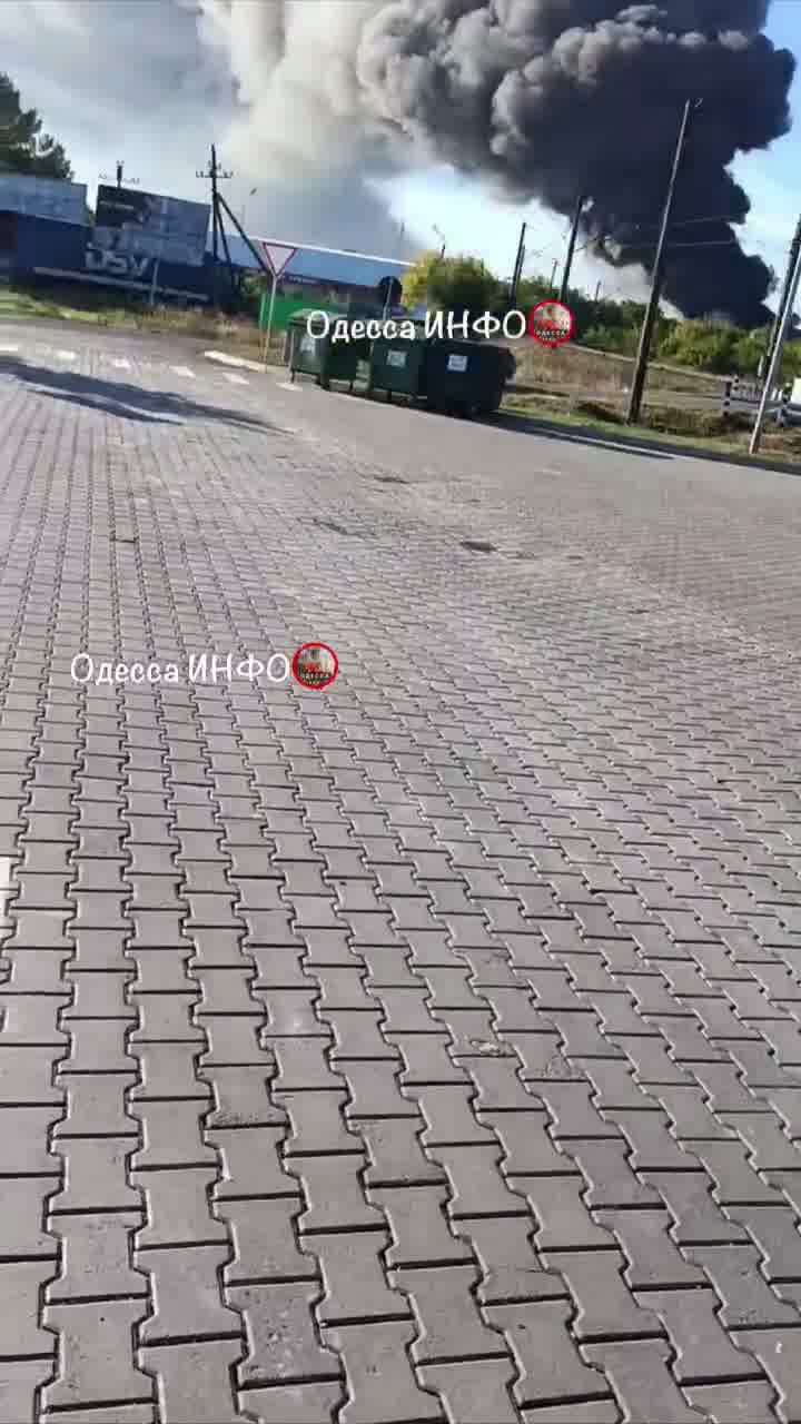 Incendi in magazzini nella regione di Odesa a seguito di attacchi russi.