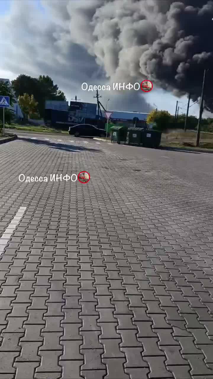 Incendi in magazzini nella regione di Odesa a seguito di attacchi russi.