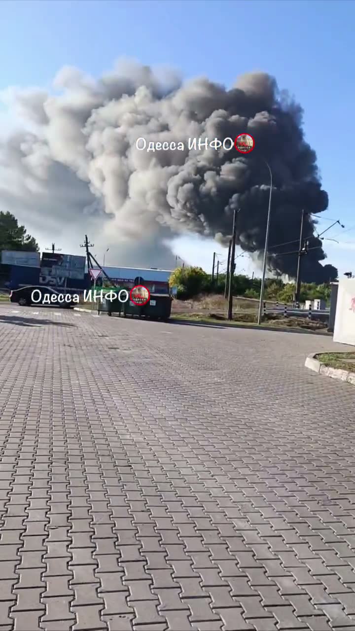 Incendi in magazzini nella regione di Odesa a seguito di attacchi russi.