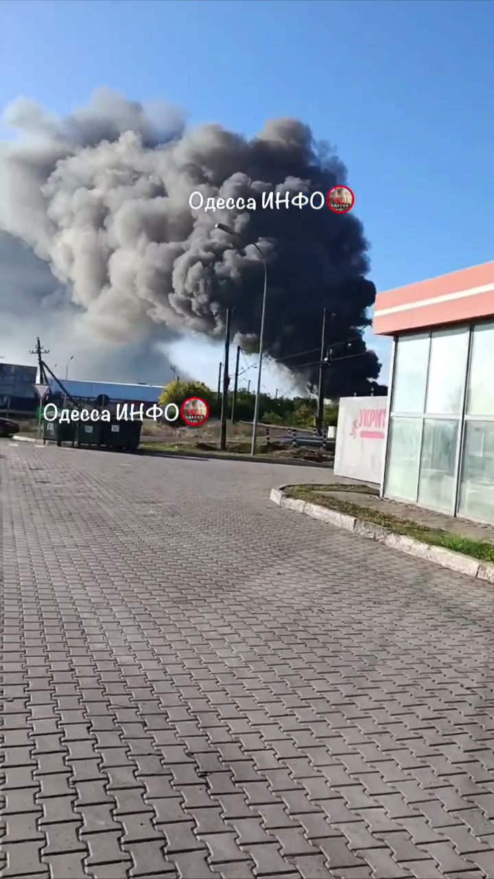 Incendi in magazzini nella regione di Odesa a seguito di attacchi russi.