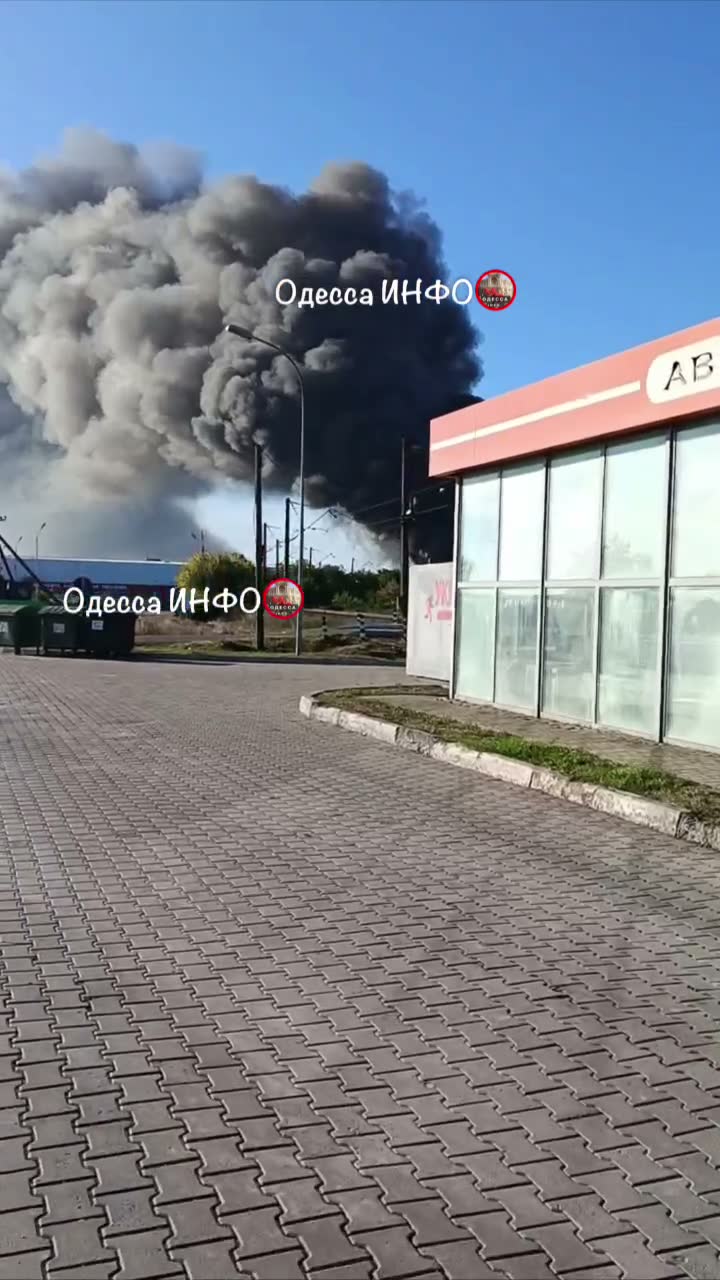 Incendi in magazzini nella regione di Odesa a seguito di attacchi russi.