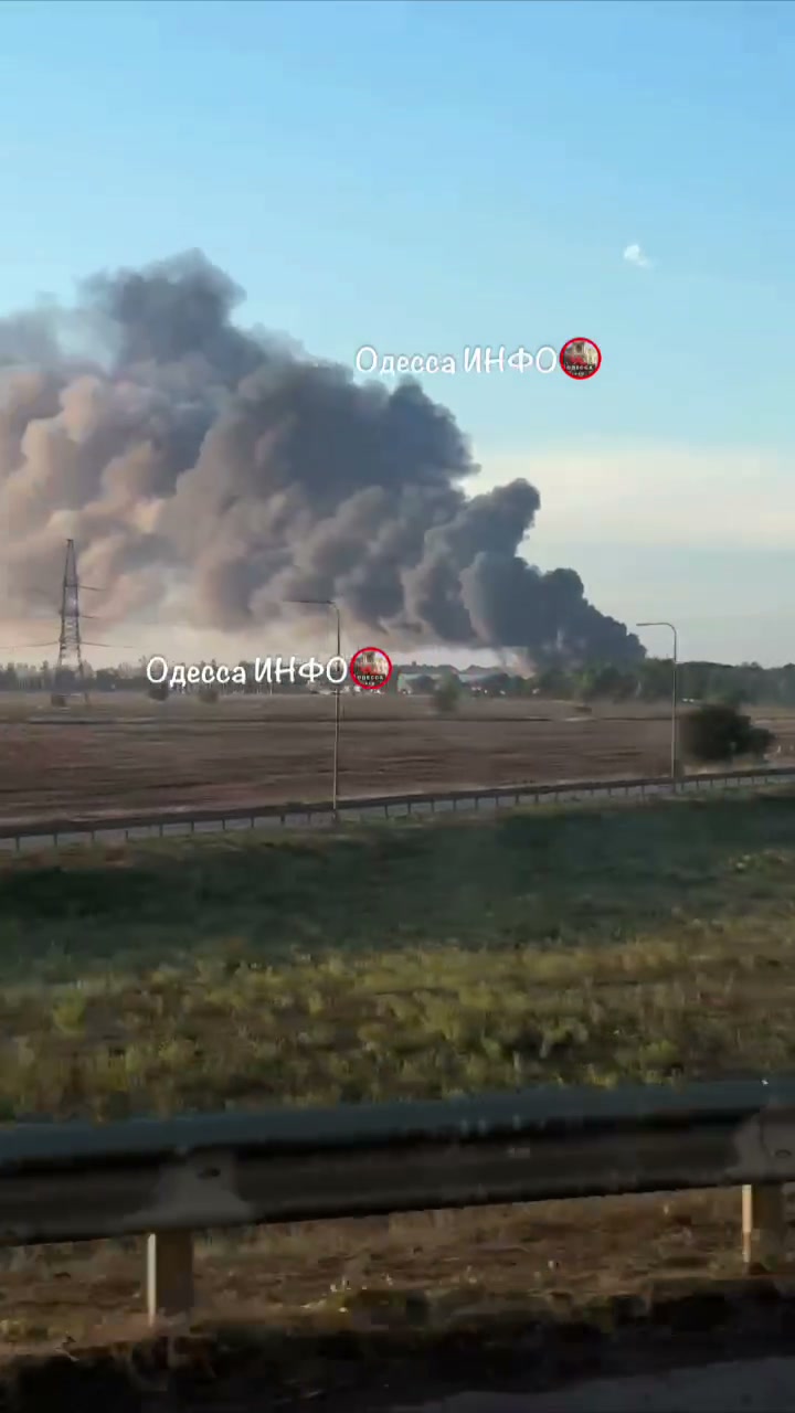 Incendi in magazzini nella regione di Odesa a seguito di attacchi russi.