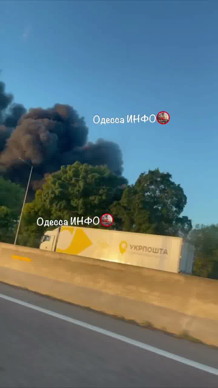 Incendi in magazzini nella regione di Odesa a seguito di attacchi russi.