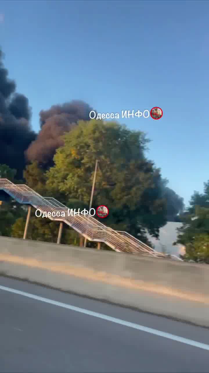 Incendi in magazzini nella regione di Odesa a seguito di attacchi russi.