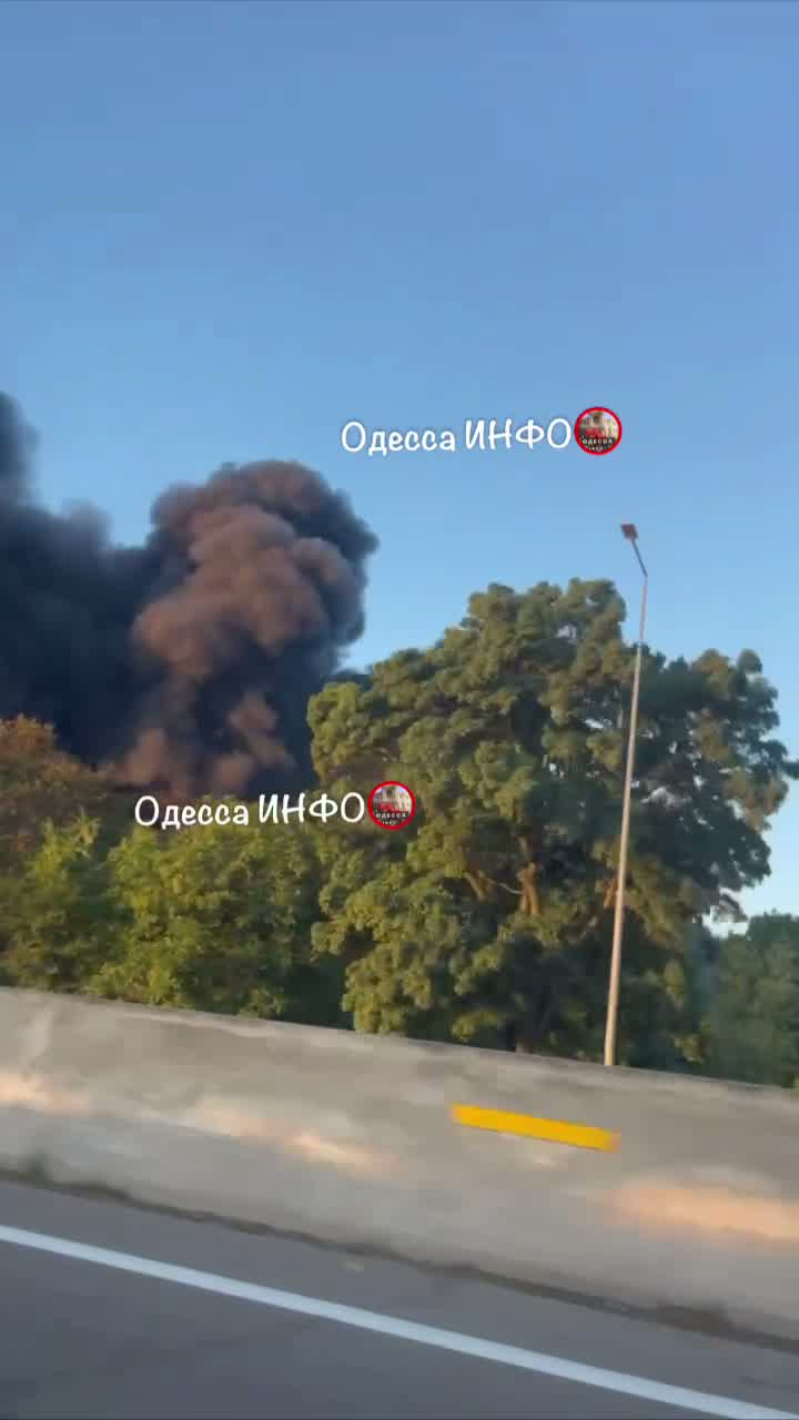 Incendi in magazzini nella regione di Odesa a seguito di attacchi russi.