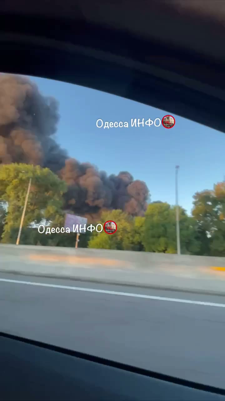 Incendi in magazzini nella regione di Odesa a seguito di attacchi russi.