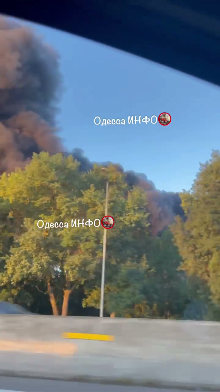 Incendi in magazzini nella regione di Odesa a seguito di attacchi russi.