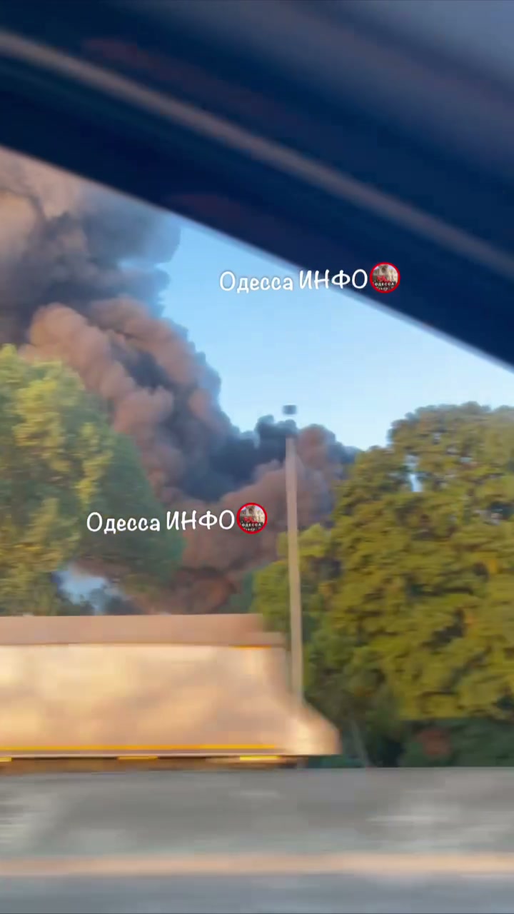 Incendi in magazzini nella regione di Odesa a seguito di attacchi russi.