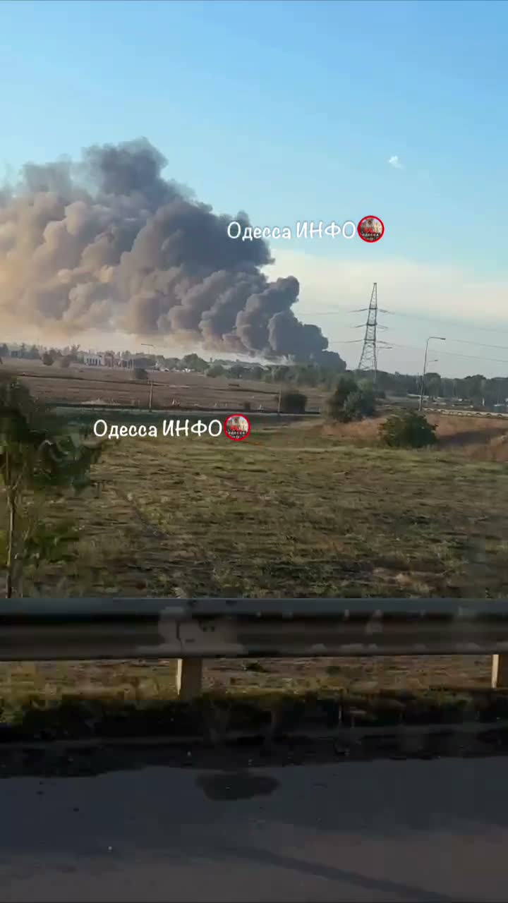 Incendi in magazzini nella regione di Odesa a seguito di attacchi russi.