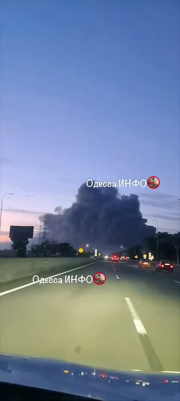 Incendi in magazzini nella regione di Odesa a seguito di attacchi russi.