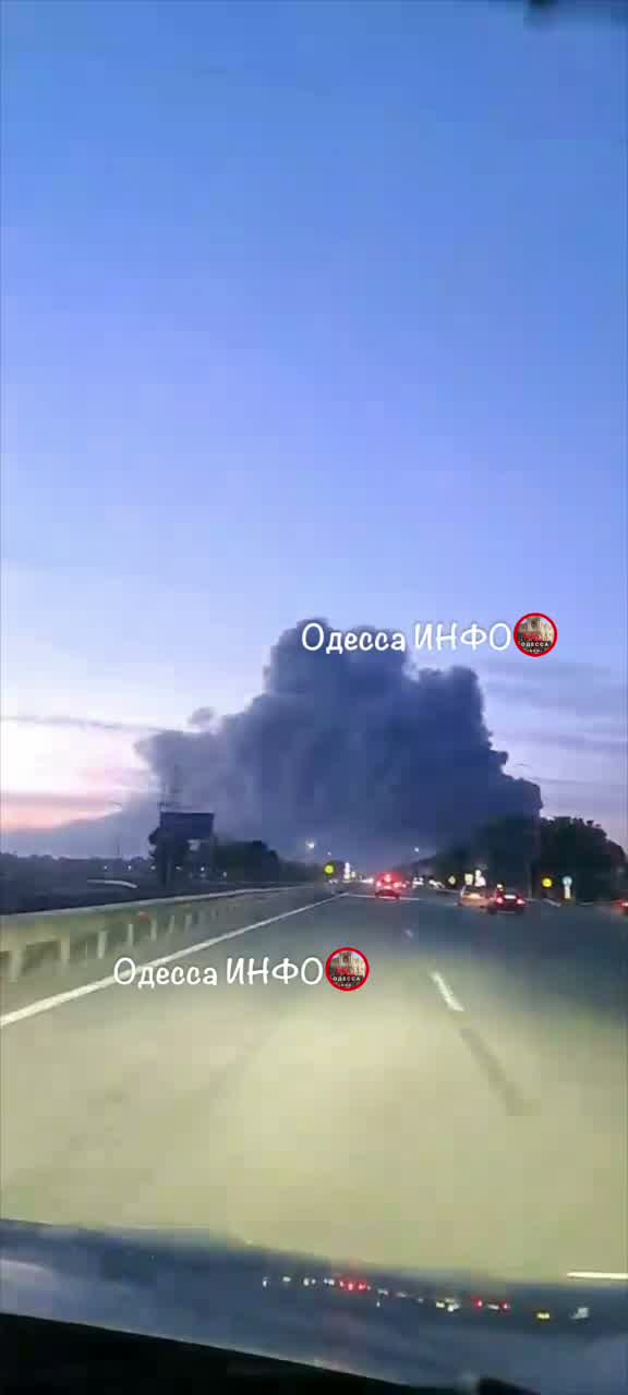 Incendi in magazzini nella regione di Odesa a seguito di attacchi russi.