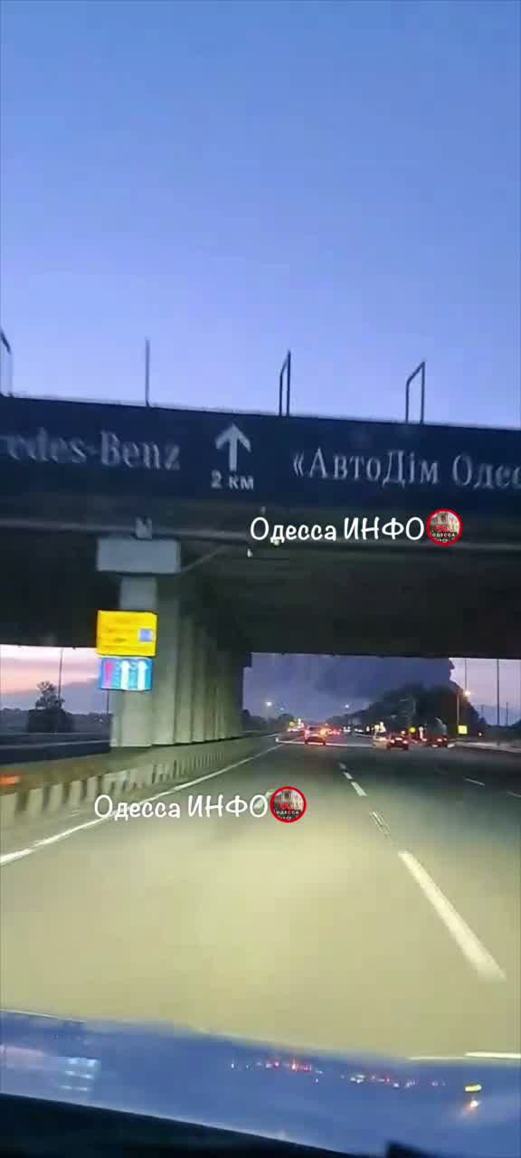 Incendi in magazzini nella regione di Odesa a seguito di attacchi russi.